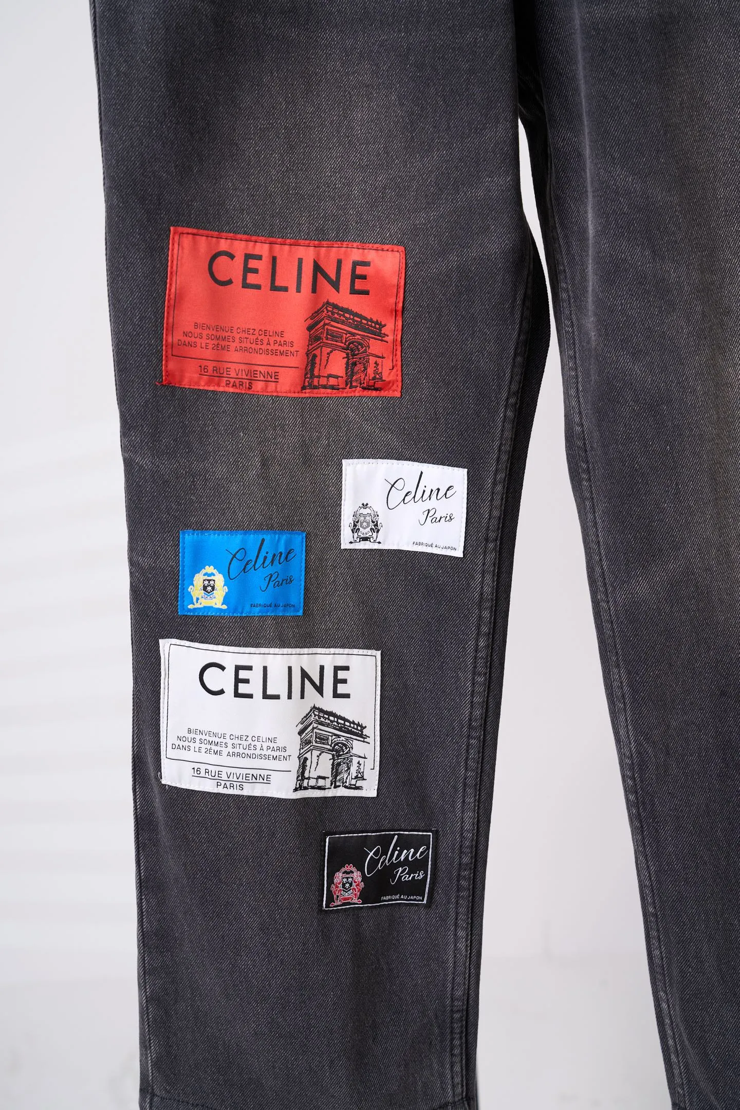 [Real auction] Celine/Celine Paris patchwork leather jeans [In Stock] 28 29 30 31 Customized ebony pattern reforged denim, stiff and stylish, comfortable and skin-friendly, carbon black fermentation dyeing fades the sharp edge, mottled whiskering texture covers the denim, interpreting the relaxed and elegant French Retro, straight silhouette, stretch and casual, continuing the classic five-pocket precision structure of denim. Five CELINE PARIS patches of different shapes are stacked vertically on the trousers. They are staggered and arranged to replicate the Retro aesthetics of past travel souvenir patches. It forms the core of the visual narrative of the garment. The CELINE leather patch is inlaid on the back waist. The identity of the family is engraved discreetly between the waists. The travel patch is used to deconstruct the brand symbol. It combines French Retro heritage and street style. It writes a luxurious and rebellious Retro attitude on the denim. It adopts patterned motorcycle stitching. Precisely control the sewing line by drawing a prototype machine to ensure the precise positioning of CELINE PARIS patches and complete alignment of horizontal and vertical lines. The prototype is accurately aligned by hand to ensure a tight opening and closing. Combination of rub-press wrinkle whisker technology and gun-painted cat whisker technology. Prioritize hand rubbing in specific areas to achieve natural wrinkle effects. Then use specific tools to draw the texture of the cat's whisker shape to create a full visual effect. Adopt purely artificial regular edge grinding process and hand-polished ablation fabric veil lines. Create a staggered hairy texture and layered depth on the edge of the bag to form a natural aged and worn texture. Use multiple horses to rub sand. Use high-pressure spray guns to rub at specific parts to achieve a local gradient effect. Then use frosting technology to create a unique texture pattern. The workmanship is extremely complex and time-consuming and labor-intensive. Stone grinding is light fermentation➕stretching and bleaching to soften. The mutual friction between pumice and clothing causes wear and fading effects on the denim surface. Combining pulling and bleaching. Make the clothes produce a certain texture and stretching effect while bleaching. Stir-fry snowballs and stir-fry salt. Prepare a special solution. Add a certain amount of dye. Soak the denim material in it to absorb the solvent. Then scrub it and dry it to further fade and oxidize it, creating a loose fit.